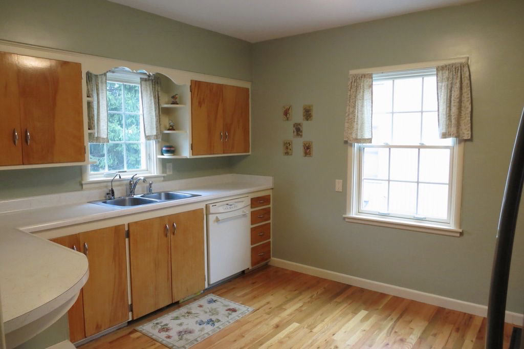 small kitchen remodel_before photo of Des Moines Beaverdale kitchen to be remodeled by Silent Rivers